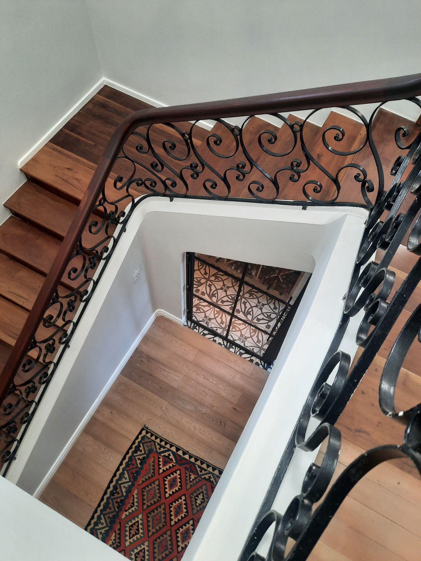 Stairwell with wrought-iron balustrade — Heritage house in Melrose