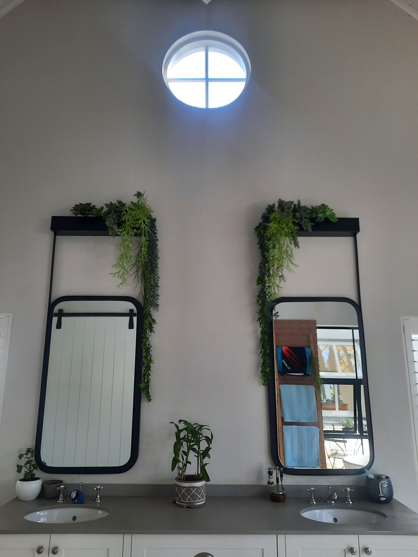 Main bathroom with round gable window — Heritage house in Melrose