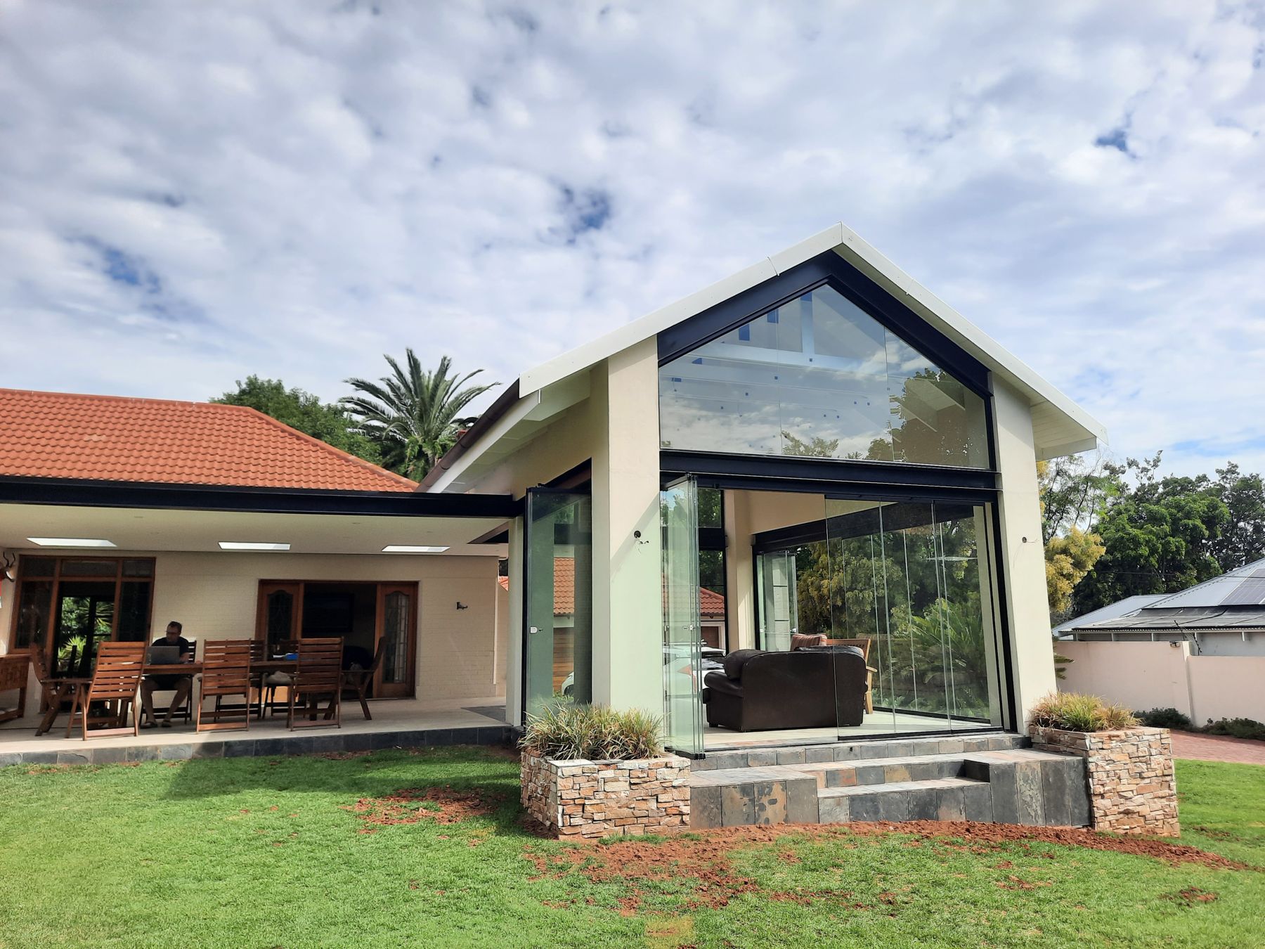The pavilion and covered terrace from the lawn — Heritage house in Saxonwold